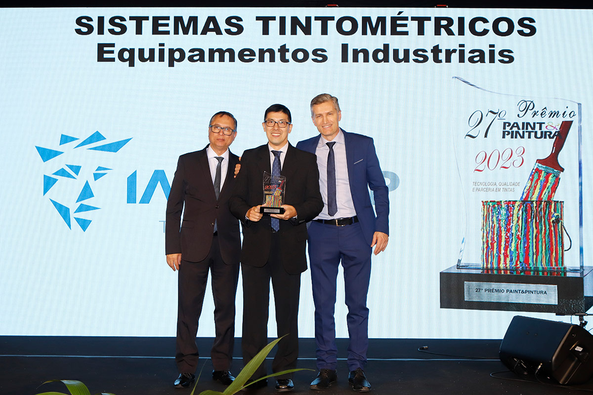 Mr. Sandro de Oliveira, marketing chief, WEG Tintas (left), and Ivonei Vavassori, manager of powder coating of WEG Tintas (right), present best Industrial Tinting Equipment Systems award to Fernando Itaziki, Area Sales Manager for Latin America, IM GROUP (centre).
